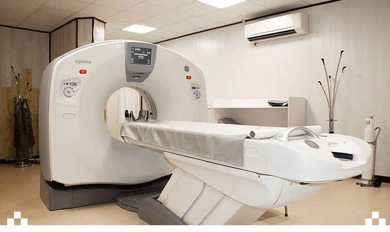 Gurallar hassahanasynyň şekillendiriş bölüminiň içinde CT-128 enjamynyň gurnalmagy we işe goýberilmegi.